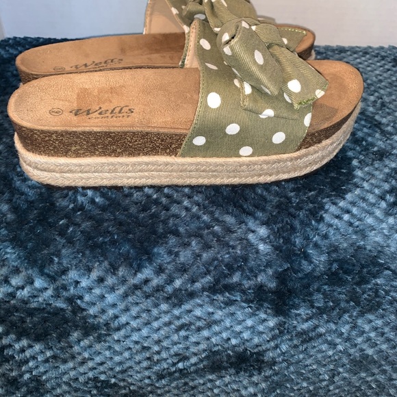 Wells Comfort-Poke a Dot Slide-on Sandals. - Picture 4 of 4